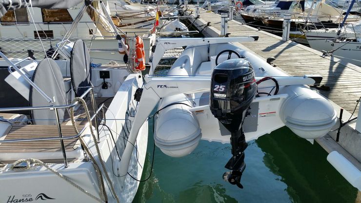 Davits to support an inflatable boat aft of a sailboat